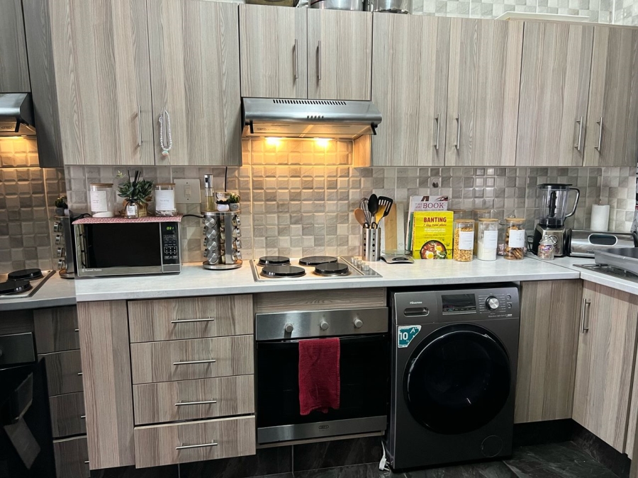 To Let 2 Bedroom Property for Rent in Loumar Western Cape